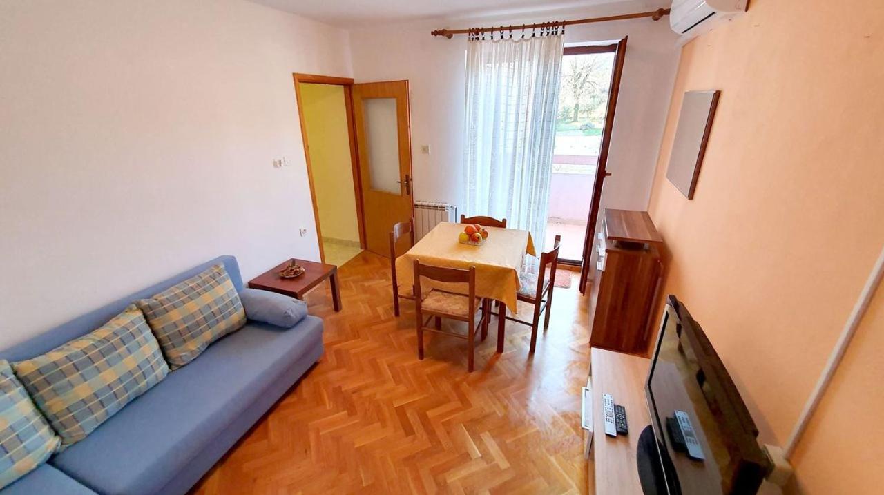 Mirjana F Apartaments Baška Rum bild